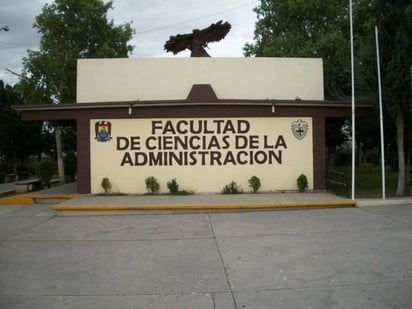 Tras la realización de una graduación donde asistieron más de 300 personas, la directora de la Facultad de Administración de la Universidad Autónoma de Coahuila, Yazmin Cervantes, pidió una disculpa pública y aceptó que fue irresponsable hacer el evento en medio de la crisis de salud. (ARCHIVO)