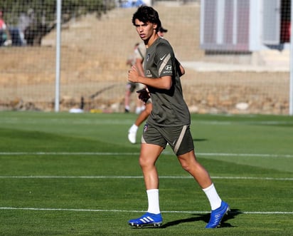 El delantero portugués Joao Félix, que afronta su segunda temporada en el Atlético de Madrid después de una primera campaña agridulce, comenzó a afinar sus desmarques esta tarde en su primer entrenamiento con el grupo de esta pretemporada. (ARCHIVO)