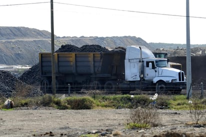 Los micros, pequeños, medianos y grandes productores que recién firmaron contratos de suministro de carbón a la Comisión Federal de Electricidad (CFE), han decidido no suministrar el mineral a las termoeléctricas José López Portillo y Carbón II, en el municipio de Nava; hasta revisar y modifiquen los contratos que consideran son ventajosos. (ARCHIVO)