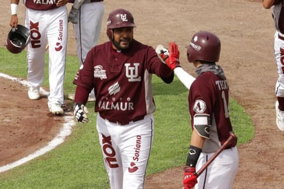 El veracruzano Francisco Rivera es felicitado tras pegar un jonrón para los Algodoneros, en su debut dentro de este Torneo Patrio. (ESPECIAL)