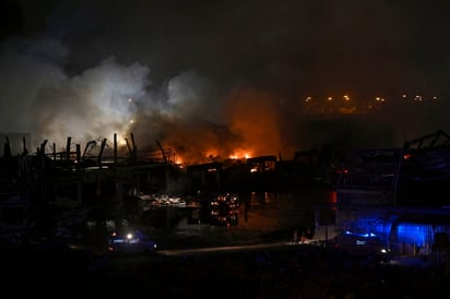 Un gran incendio en el puerto de Beirut ha despertado los temores a una nueva tragedia. (EFE) 