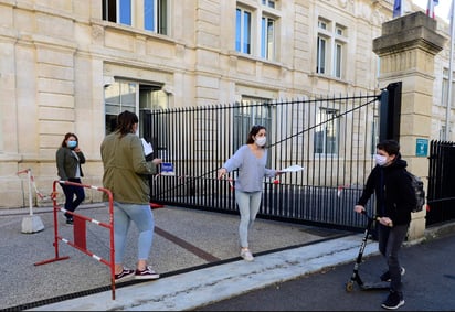 La cuarentena en casos de contagio o contacto con positivos de COVID-19 en Francia pasa de catorce a siete días, anunció hoy el primer ministro, Jean Castex. (ARCHIVO) 