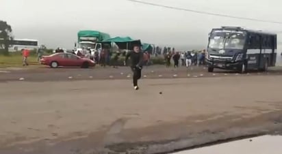 Un par de videos dieron cuenta de un enfrentamiento entre estudiantes de la Escuela Normal Rural 'Vasco de Quiroga' y la Policía Michoacán. (ESPECIAL)