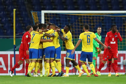 La temporada de fútbol en Alemania dio inicio el viernes con una sorpresa mayúscula en la Copa. El Hertha Berlín fue eliminado 5-4 por el Eintracht Braunschweig de la segunda división. (CORTESÍA)