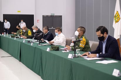 Durante hoy viernes por la tarde arrancó formalmente la coordinación entre autoridades estatales y municipales dentro del esquema de seguridad regional del Mando Especial de la Laguna, se llevó a cabo la primera reunión de análisis de indicadores y estrategias entre el nuevo titular del mando, Porfirio Fuentes Vélez; los gobernadores de Coahuila y Durango, Miguel Riquelme y José Rosas Aispuro; además de alcaldes de toda la Comarca Lagunera. (ROBERTO ITURRIAGA)