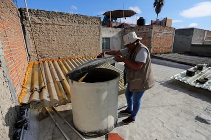 La recomendación para la población es voltear cubetas, tambos, tinas o cualquier objeto en el que se pueda acumular agua.