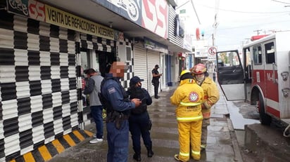 Fueron empleados de los locales aledaños quienes se percataron de que salía humo de un costado del establecimiento comercial y de inmediato realizaron el reporte correspondiente al sistema estatal de emergencias 911.
(EL SIGLO DE TORREÓN)