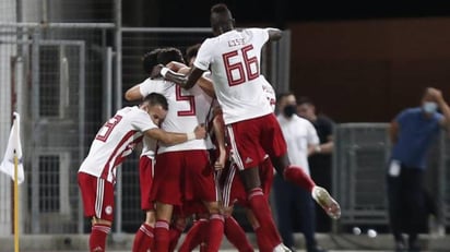 El Olympiacos, con un gol del serbio Lazar Randjelovic, se impuso este sábado al AEK Atenas (0-1) y cinco años después, conquistó la final de la Copa de Grecia, que une al de la Superliga para completar el doblete en el fútbol griego. (ARCHIVO)