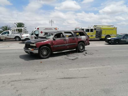 La unidad siniestrada es una camioneta Chevrolet, Suburban, con placas de Arizona, EUA. (EL SIGLO DE TORREÓN)