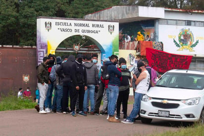 Estudiantes de las escuelas normales de Michoacán entregaron a las autoridades un pliego petitorio, en el que destaca la exigencia de un promedio mínimo de seis para el ingreso a la carrera y 'viajes recreativos'. (ARCHIVO)