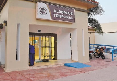  Javier cierra los ojos, sus recuerdos lo llevan a un lugar oscuro y pequeño. Un patio y una banca. Dos adultos lo toman de los brazos y arrastran su cuerpo por un pasillo, luego lo arrojan a un cuarto. '¡Te vamos a meter en el aislado!', le advirtieron, 'les dije que no me importaba'. Y así fue, lo encerraron más de una semana sin luz, ni baño ni agua. Tenía sólo 10 años. (ESPECIAL)