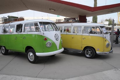 Las populares 'combis' son piezas muy codiciadas y admiradas por los amantes de los autos clásicos, que hoy desfilarán. (ARCHIVO)