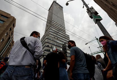 Los habituales ríos de gente por las calles del centro histórico de Ciudad de México se han convertido este septiembre en tímidos afluentes: hay aceras cerradas o limitadas y la venta de productos tradicionales del mes patrio se resiente. Solo los cubrebocas dan aliento a los comerciantes. (ARCHIVO)