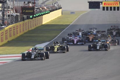 El inglés Lewis Hamilton (Mercedes) reforzó su liderato en el Mundial de Fórmula Uno al ganar este domingo el Gran Premio de la Toscana, el noveno del campeonato, en el circuito italiano de Mugello, donde festejó su triunfo 90 en la categoría reina, que lo deja a sólo uno del récord histórico del alemán Michael Schumacher. (EFE)