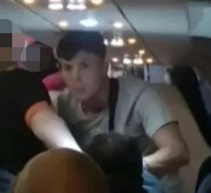 El sospechoso ya había discutido con otra persona en el mismo vuelo (CAPTURA)