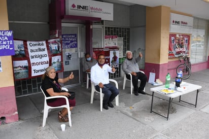 Un reducido grupo de militantes y simpatizantes de Movimiento Regeneración Nacional (Morena) tomó este domingo las instalaciones del Módulo Distrital Alameda del Instituto Nacional Electoral (INE) en Torreón para exigir 'paso parejo'. (FERNANDO COMPEÁN)