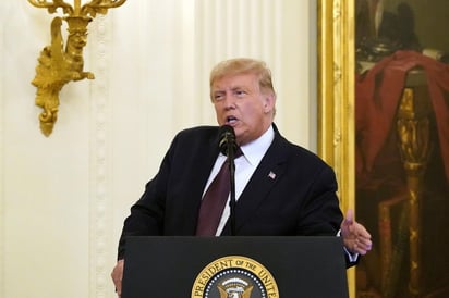 El presidente Donald Trump intentó el domingo desarrollar una imagen más atractiva ante los votantes latinos, lo cual podría ser fundamental en los estados más disputados y definir la contienda rumbo a la Casa Blanca. (ARCHIVO)