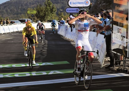 Celebra Tadej Pogacar tras ganar la etapa 15 del Tour. (EFE)