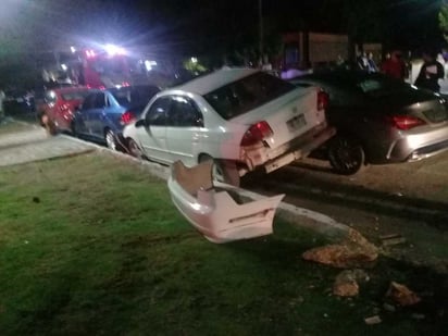 El accidente dejó como saldo una mujer lesionada y daños materiales estimados en más de 60 mil pesos. (EL SIGLO DE TORREÓN)