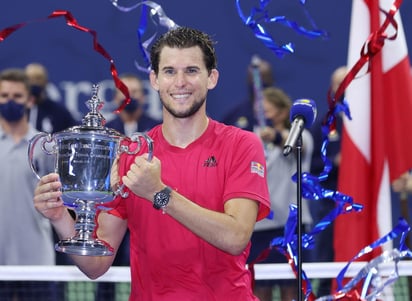 En su cuarto intento, Dominic Thiem conquistó su primer Grand Slam, tras derrotar 2-6, 4-6, 6-4, 6-3, 7-6 a Alexander Zverev. (AP)