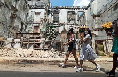 Cuba sumó este lunes 42 nuevos casos confirmados de COVID-19 y 110 altas hospitalarias, el mayor número reportado de altas en una jornada, en medio de una complicada situación epidemiológica en varias zonas del país que enfrenta actualmente una segunda ola de contagios de la enfermedad. (ARCHIVO) 