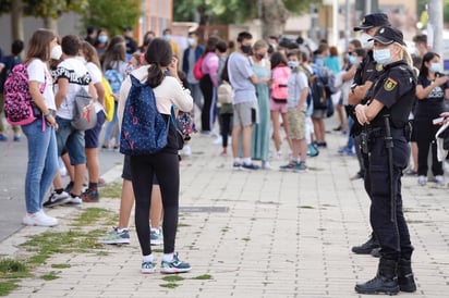 El Ministerio español de Sanidad notificó este lunes 27,404 nuevos contagios de coronavirus desde el viernes, 3,023 en las últimas 24 horas, con lo que la cifra total se eleva a 593,730, y la cifra de fallecidos a 29,848, 101 en los últimos tres días. (ARCHIVO) 