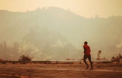 Alameda López con marca perfecta de 25 triunfos con 14 de ellos por la vía del nocaut, se prepara a conciencia en las montañas de California, para llegar en óptimas condiciones al duelo. (Especial) 