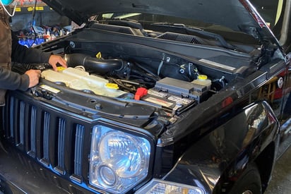 Uno de los temas que más temor causan en los conductores es el momento en el que deben de hacer el servicio del auto, pues muchos talleres se aprovechan de los clientes aumentando los precios y realizando malos trabajos.
(ARCHIVO)