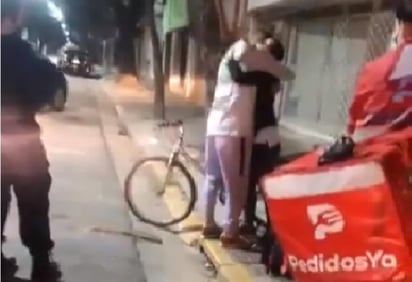 Al ver que habían despojado al joven de su medio de transporte, la mujer optó por regalarle su propia bicicleta para que continuara con su trabajo (CAPTURA) 