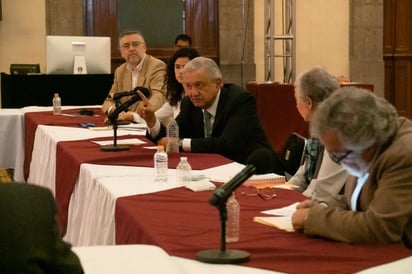 Luego de una reunión de más de tres horas entre familiares de los 65 mineros atrapados en Pasta de Conchos con el presidente Andrés Manuel López Obrador, Alejandro Encinas, subsecretario de Derechos Humanos, informó que se acordó iniciar de inmediato el rescate de cuerpos y a partir de este lunes se inicia el proceso de reparación integral, el cual incluye la individual y colectiva. (TWITTER)