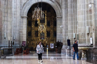 La Arquidiócesis Primada de México aclaró este lunes que fue falsa la información que se difundió en redes sociales sobre que la Catedral Metropolitana había sido tomada por el Ejército Mexicano; además, externó su preocupación por la pólvora resguardada en este recinto. (ARCHIVO)