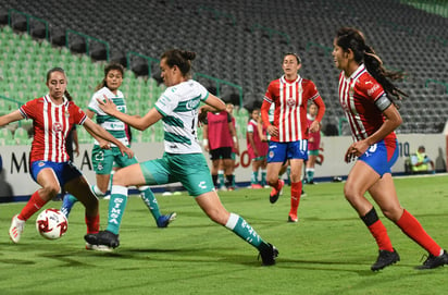 Las Guerreras le rompieron la marca perfecta a las Chivas Rayadas en el Guardianes 2020 de la Liga MX Femenil, al igualar sin goles esta noche sobre la grama del Estadio Corona. (JESÚS GALINDO)