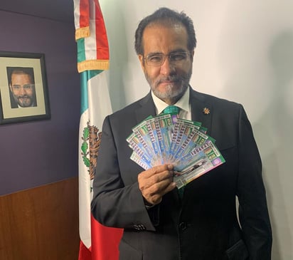 A menos de 24 horas de rifarse el avión presidencial, el exfuncionario René Bejarano presumió esta tarde en redes sociales 10 'cachitos' de lotería que para el sorteo. Cada cachito tiene un costo de 500 pesos. (TWITTER)