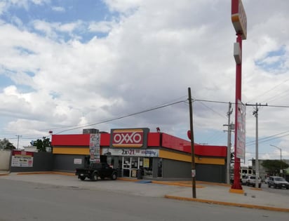 Con tijeras en mano, hombres asaltan tienda de conveniencia en el suroriente de Torreón; fueron detenidos. (EL SIGLO DE TORREÓN)