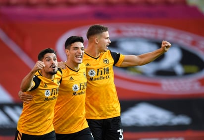 Raúl Jiménez (c) celebra con sus compañeros tras marcar el primer tanto en la victoria de su equipo 2-0 sobre Sheffield United. (EFE)