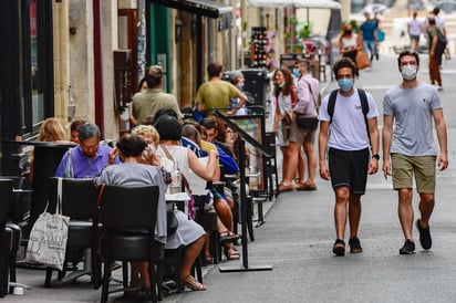 Las pruebas de diagnóstico ofrecen en la última semana una tasa de positivos del 5.4 %, lo que supone una décima más que la de la víspera. (EFE)