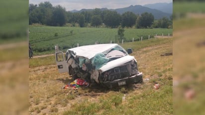 Los primeros reportes de las autoridades presentes indicaron que al circular por la vialidad mencionada, el chofer perdió el control del volante y se salió del camino, para finalmente impactar su costado derecho contra un árbol. (EL SIGLO DE TORREÓN)