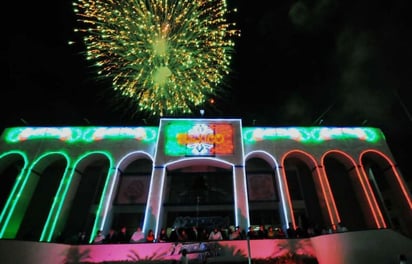 La fiesta del Grito de Independencia este año es virtual por la emergencia sanitaria de la pandemia, pero los fuegos pirotécnicos fueron distribuidos en los cuatro puntos cardinales de Monclova para que todos los ciudadanos los disfrutaran desde sus domicilios. (EL SIGLO COAHUILA)