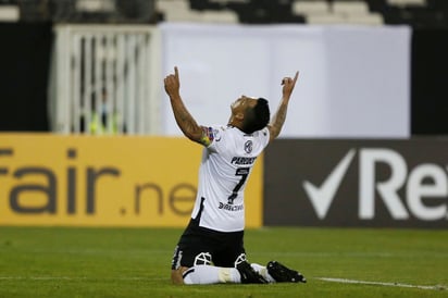 Esteban Paredes, del Colo Colo, celebra tras marca r el gol del triunfo.