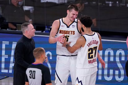 Nikola Jokic (15) y Jamal Murray (27) fueron la clave para que los Nuggets derrotaran 104-89 a los Clippers y así avanzaran a la final del Oeste.