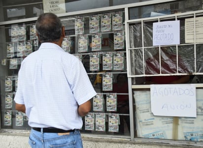 Encargados de puestos de venta de pronósticos y Lotería Nacional informaron que se agotaron los boletos para el sorteo especial. (EL SIGLO DE TORREÓN)