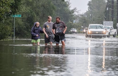 El gobernador de Florida, Ron DeSantis, señaló este miércoles que por ahora la tormenta tropical Sally no ha ocasionado muertos en el estado, pero prevé que habrá 'muchos' daños en propiedades, especialmente en el condado Escambia, el cual visitará este jueves. (EFE)