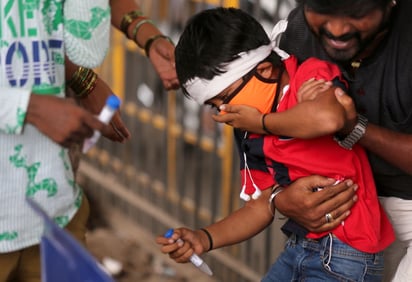 El secretario de Salud, Rajesh Bhushan, dijo el martes que apenas el 6 % de los pacientes de coronavirus del país necesitaban oxígeno. (EFE) 