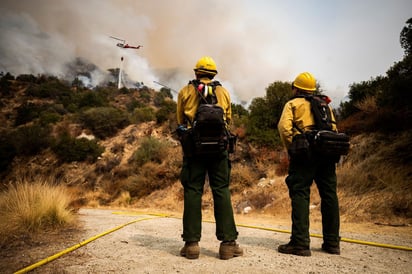 Unos 16 mil bomberos se encuentran trabajando. (EFE) 