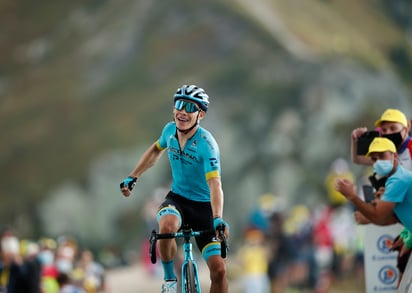 Miguel Ángel López celebra al cruzar la meta en primer lugar.