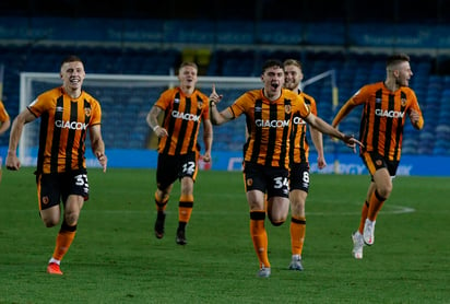 jugadores del Hull City celebran tras eliminar en penales al Leeds United en la Copa de la Liga de Inglaterra. (AP)