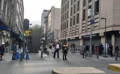 En un recorrido en la plancha del Zócalo capitalino se pudo observar que hay elementos de la Guardia Nacional y mujeres policías del Grupo Atenea resguardando el Antiguo Palacio del Ayuntamiento. (EL UNIVERSAL)