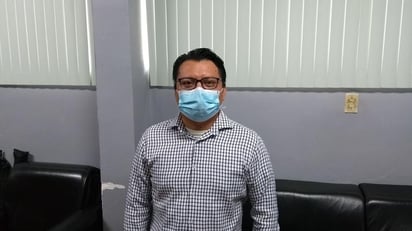 Este jueves fue presentado al personal de la Jurisdicción Sanitaria 01 con sede en Piedras Negras, el doctor Adrián Alberto Sosa Hernández, quien se integra a dicha dependencia para desempeñarse como el nuevo epidemiólogo. (EL SIGLO COAHUILA)