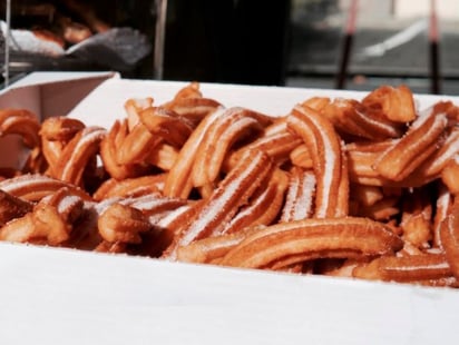 Los churros son sin duda uno de los postres favoritos de los mexicanos, pues no hay como un buen plato de esta delicia azucarada acompañado por buen chocolate para disfrutar en los días nublados y fríos. (Especial) 