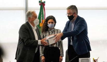 La Secretaría del Trabajo y Previsión Social (STPS) Luisa María Alcalde Luján hizo entrega a Manuel Bartlett, director general de la Comisión Federal de Electricidad (CFE) del Expediente Único que contiene la información disponible sobre el accidente en la mina Pasta de Conchos del municipio de San Juan de Sabinas, Coahuila, para iniciar los trabajos de rescate de los cuerpos de los 65 mineros. (TWITTER)